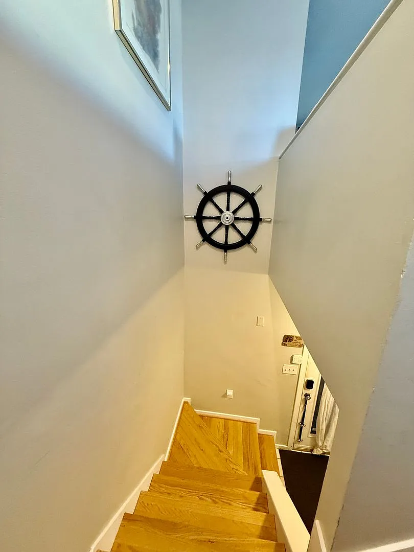 3BD/2.5 Bath End Unit Condo One Block from the Bay in Ocean Park! Views of the Bay from Third Floor! — Photo 3