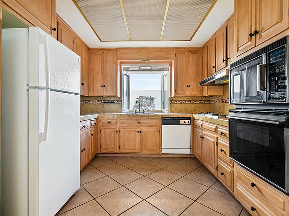 4th image of 1558 Dwight Ave