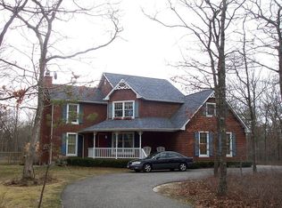 15 Red Creek Cir, Hampton Bays, NY 11946