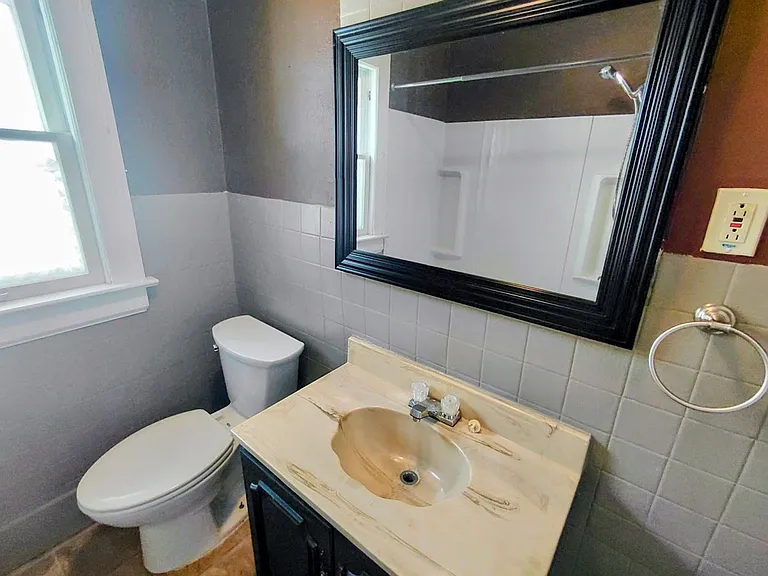 455 Allenford St — Photo 14