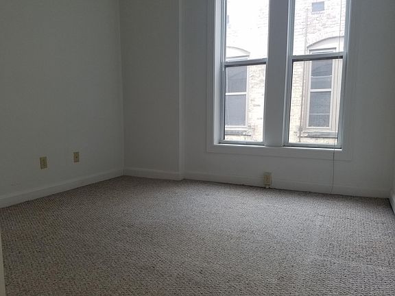 5th image of 757 1/2 N High St APT D
