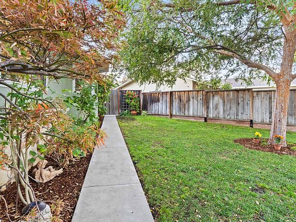 5th image of 566 Eden Ct