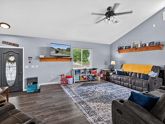 5th image of 423 Sunset Dr
