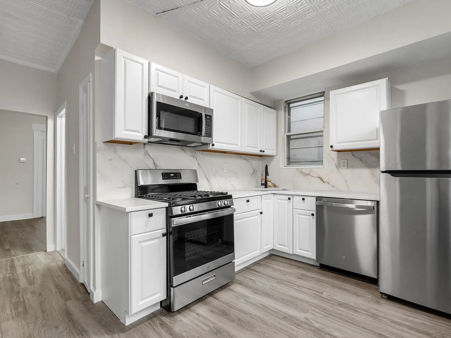 3 bed, 1.0 bath, $2,300 — Photo 4