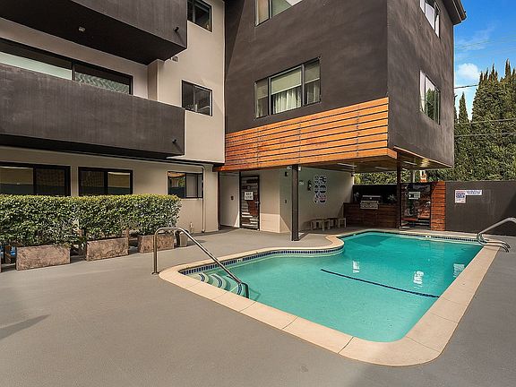 5th image of 310 N Crescent Dr APT 209