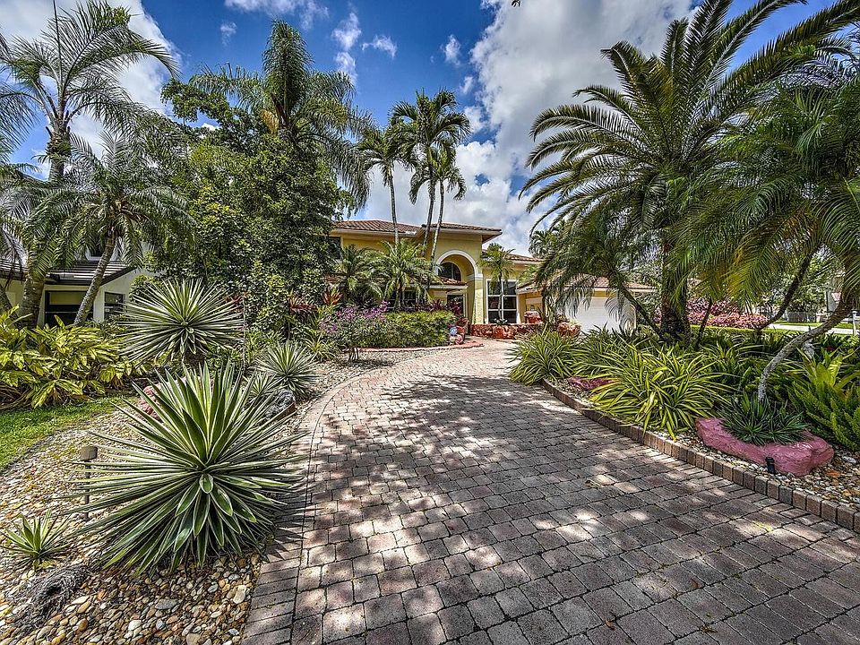 1st image of 521 NW 107th Avenue