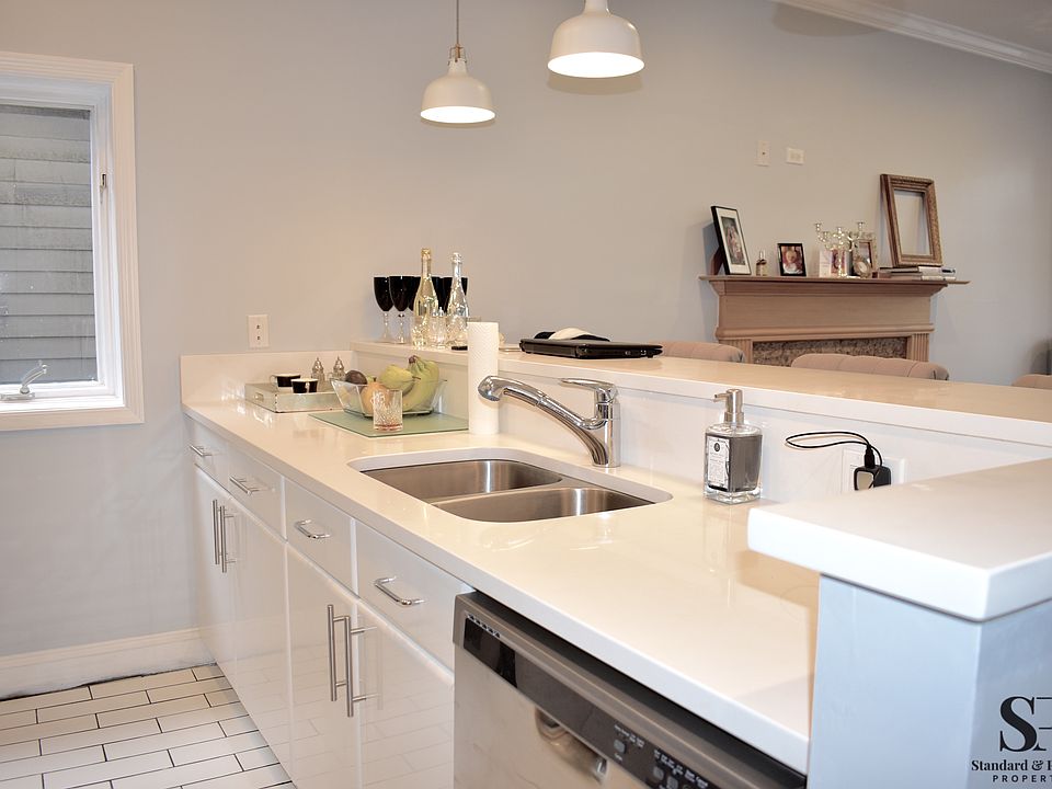 1st image of 2500 N Greenview Ave #1