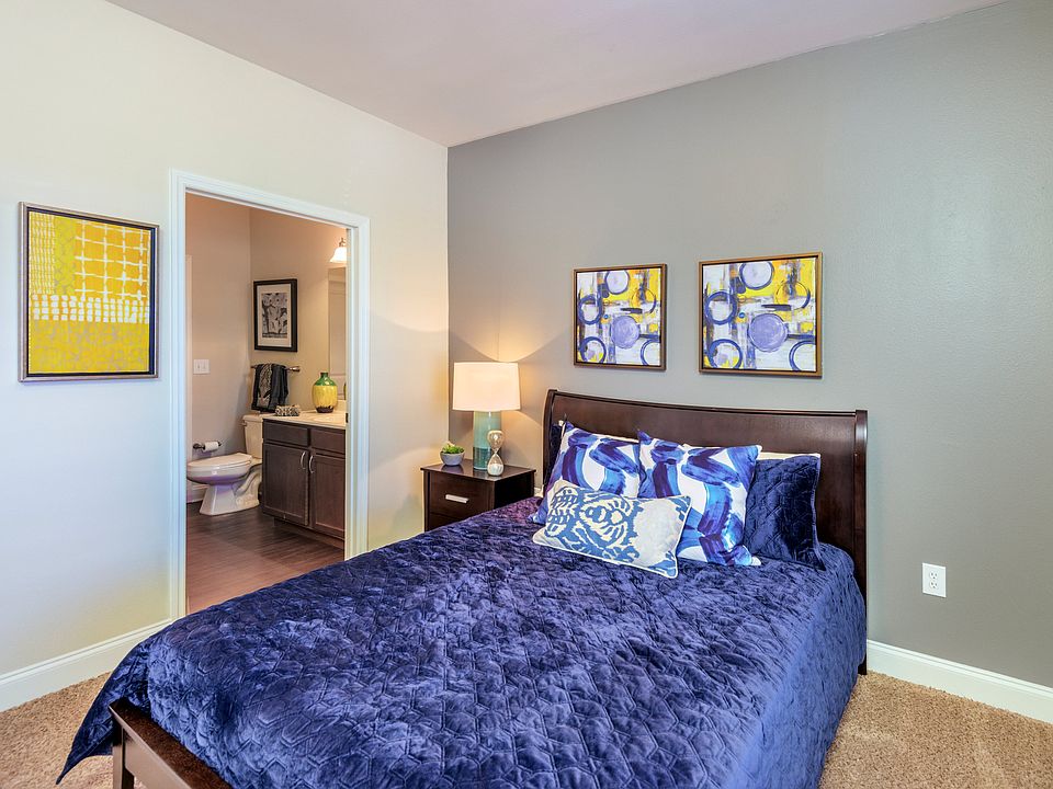 Cozy Bedroom with En-Suite Bathroom