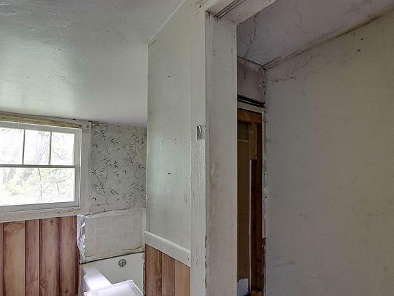 3rd image of 327 Floral St