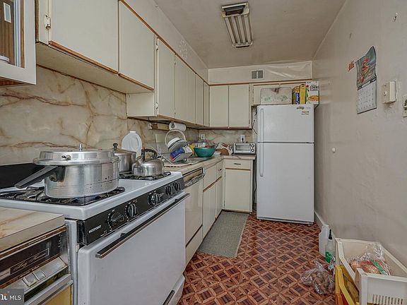 5th image of 121 E Walnut Park Dr
