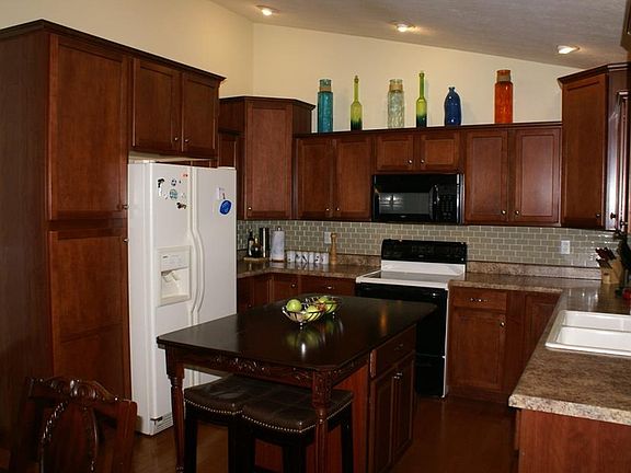 3rd image of 1619 N Oakmont Ave