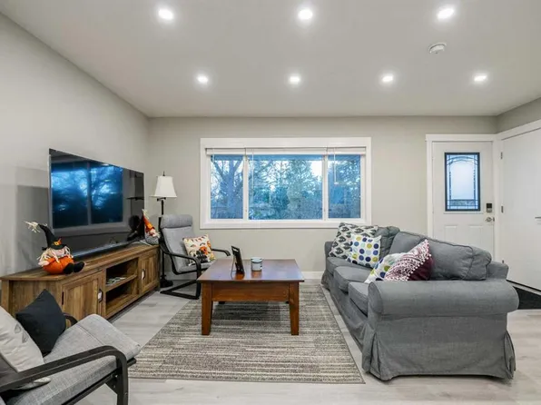 471 E Northmount Dr NW, Calgary, AB T2K 3J1