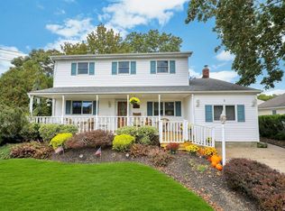 7 Brush Hollow Rd, Holbrook, NY 11741