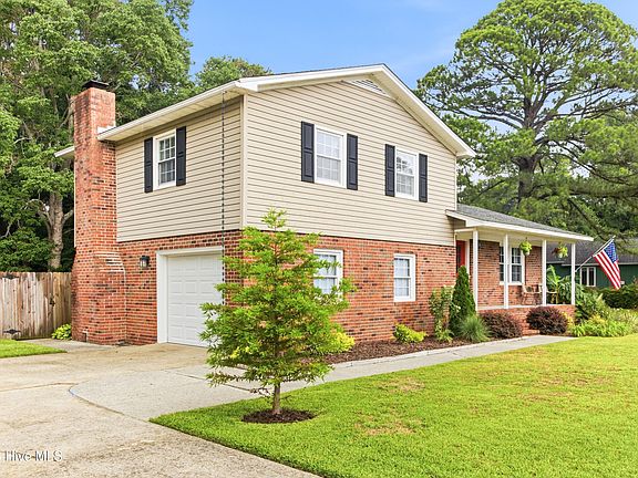 3rd image of 820 Greenbriar Road