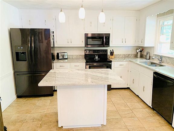 2nd image of 121 Surrey Ln