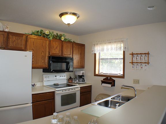 Light & bright kitchenw/bar