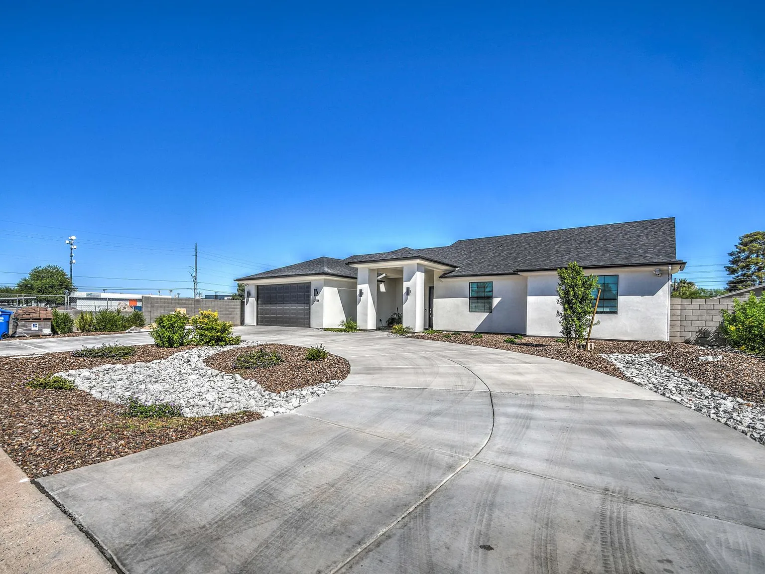 3216 E Sunnyside Ln — Photo 3