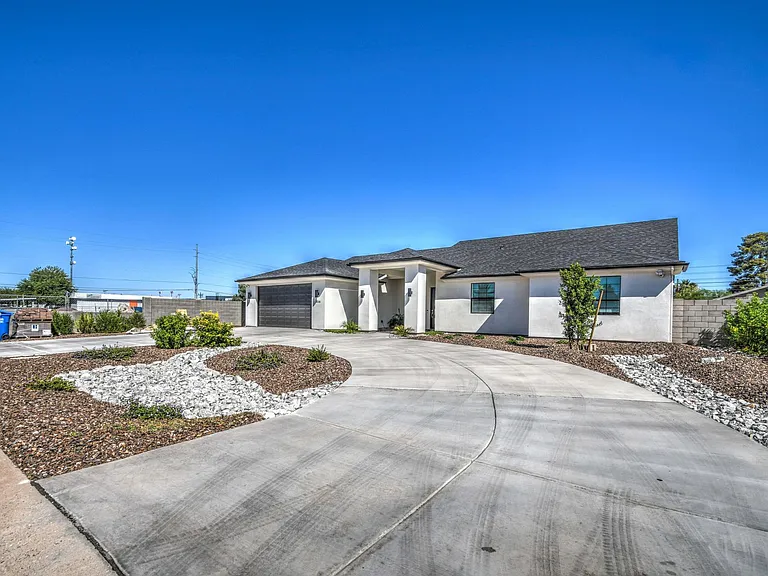 3216 E Sunnyside Ln — Photo 3