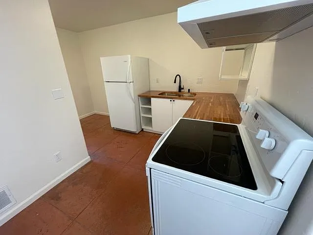 2732 E Helen St — Photo 5