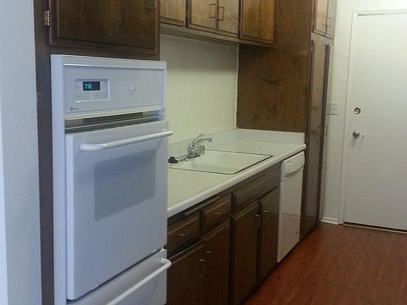 3rd image of 5339 Newcastle Ave Unit 105