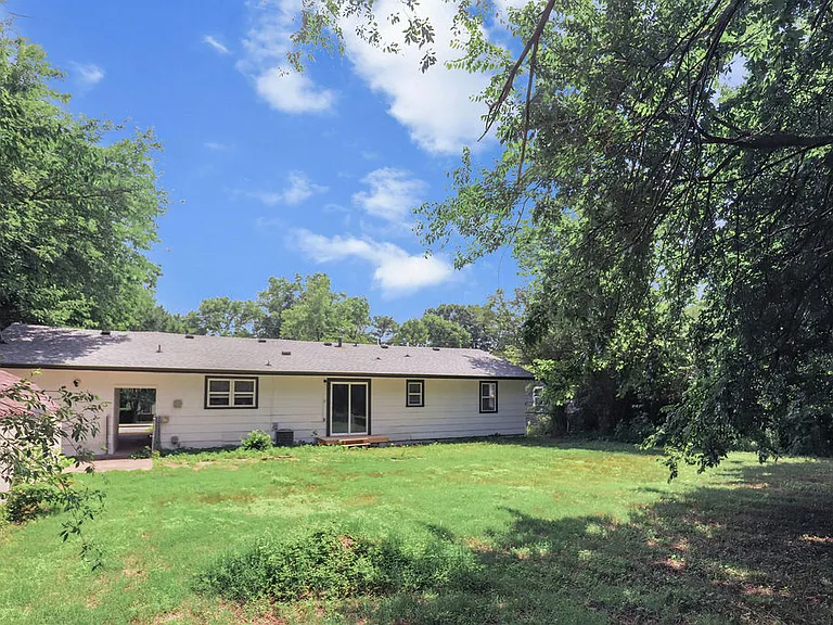 2300 W Holly St — Photo 23