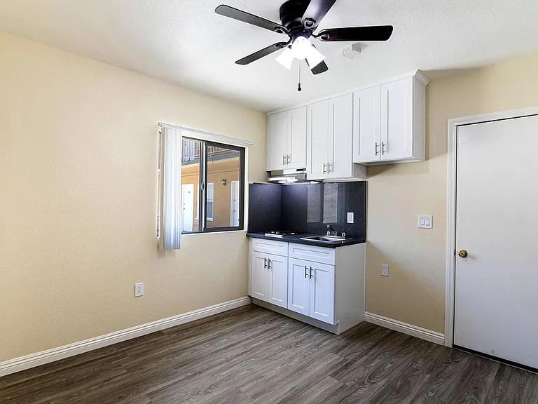 Oxford Suites — Photo 7