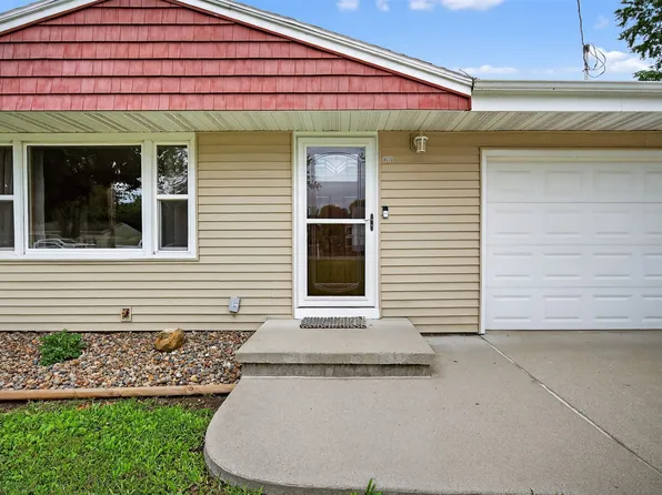 8026 Crestview Dr, Des Moines, IA 50320