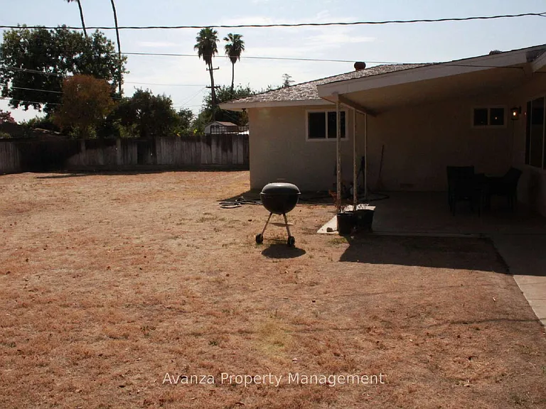 725 W Rialto Ave — Photo 24