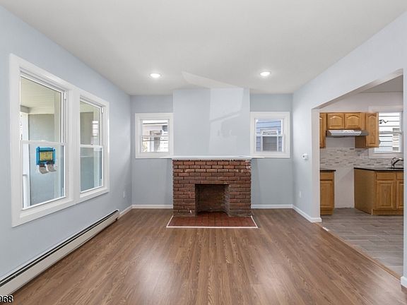 4th image of 226 N Clinton St #2