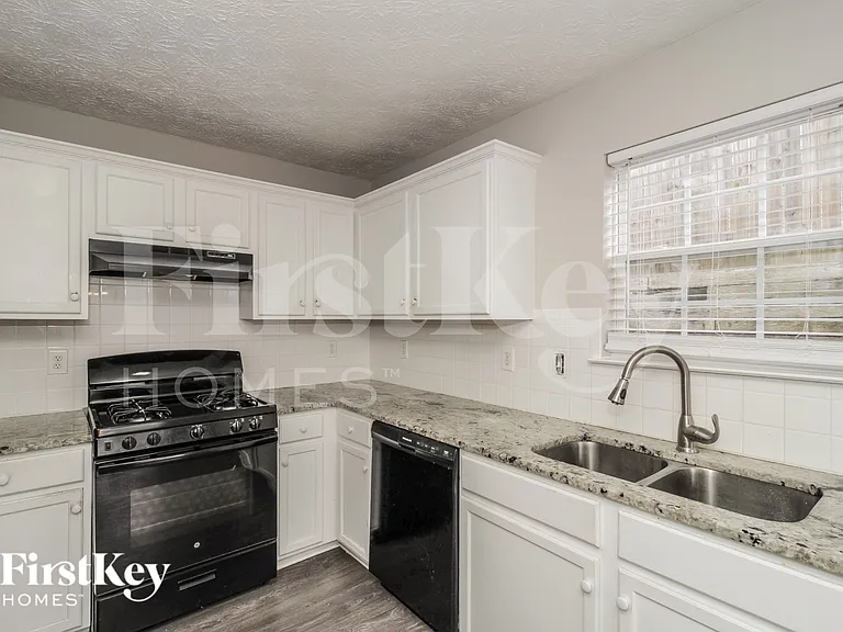 102 Chartres St — Photo 7