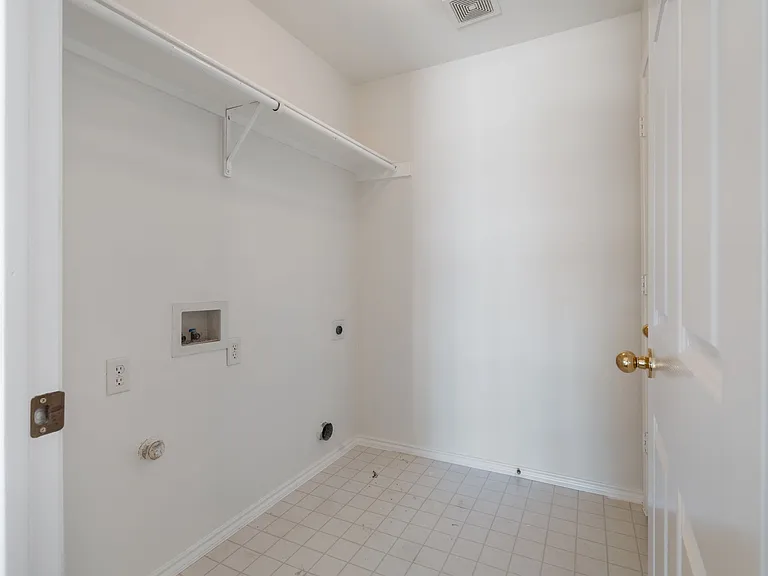 8513 Stetson Dr — Photo 2