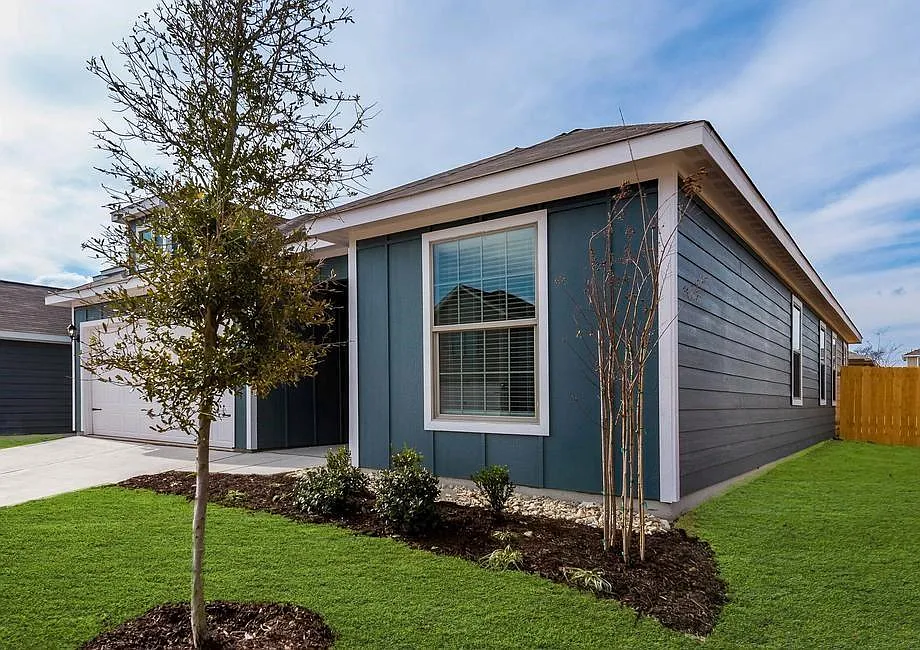 4 bed, 1728 sqft, $2,149 — Photo 2