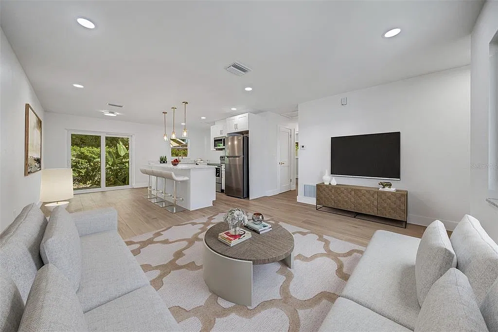 2 bed, 1.0 bath, 992 sqft, $2,000 — Photo 2