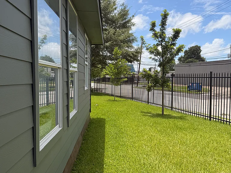 1403 Munger St — Photo 26
