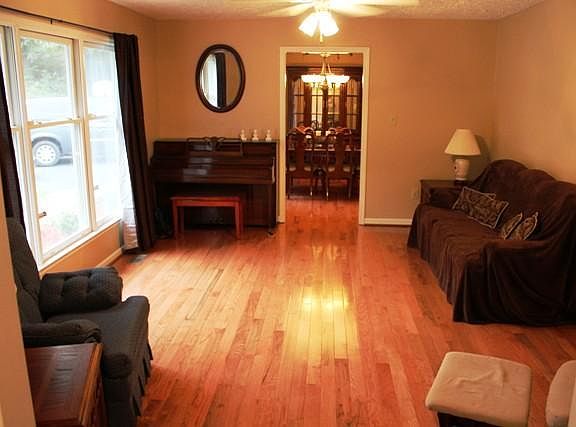 4th image of 905 Riverbend Dr