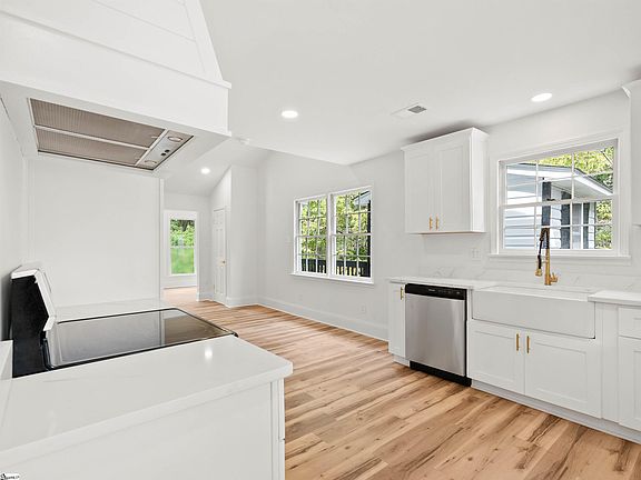 3rd image of 324 Sunny Ln