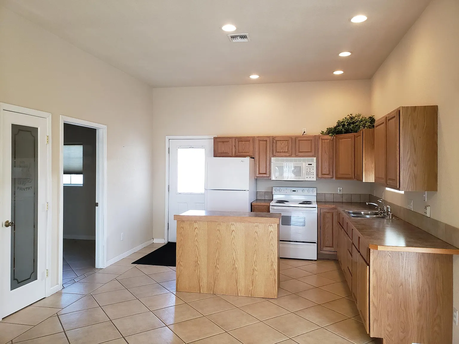 2 bed, 952 sqft, $1,350 — Photo 2