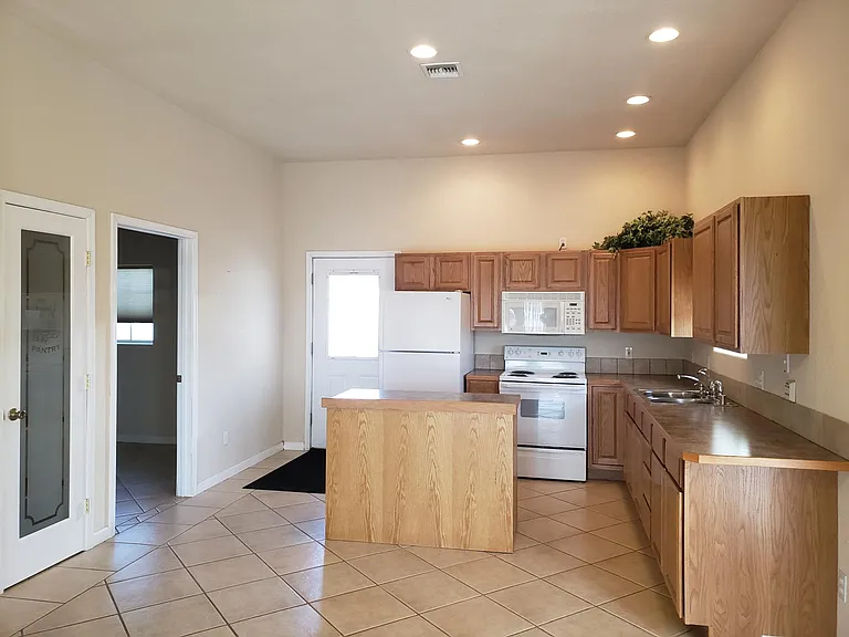 10277 S Winter Ave — Photo 2