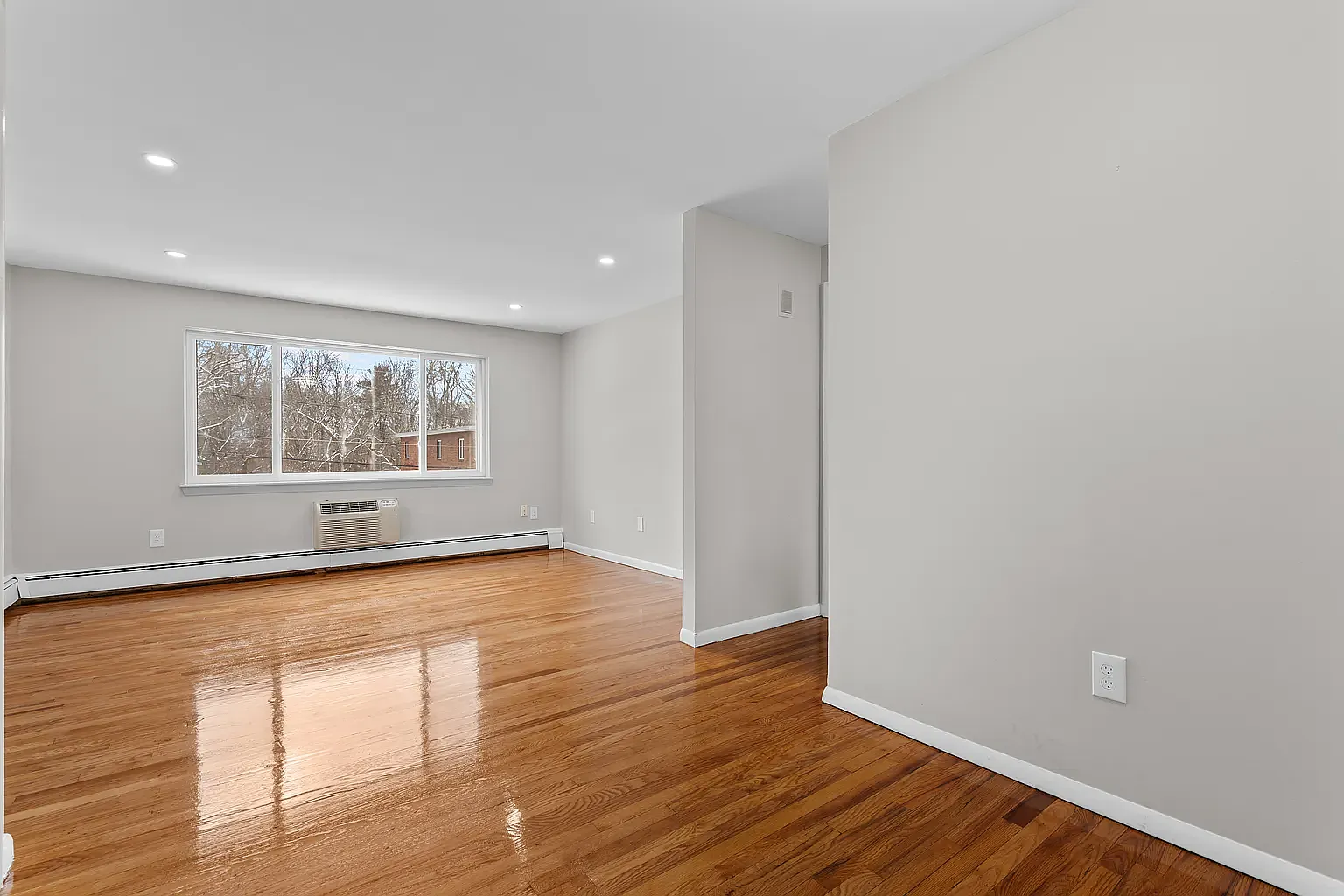 2 bed, 800 sqft, $2,449 — Photo 2