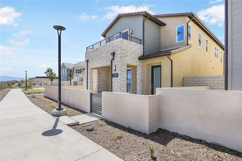 4 bed, 2.5 bath, 2092 sqft, $5,200 — Photo 1