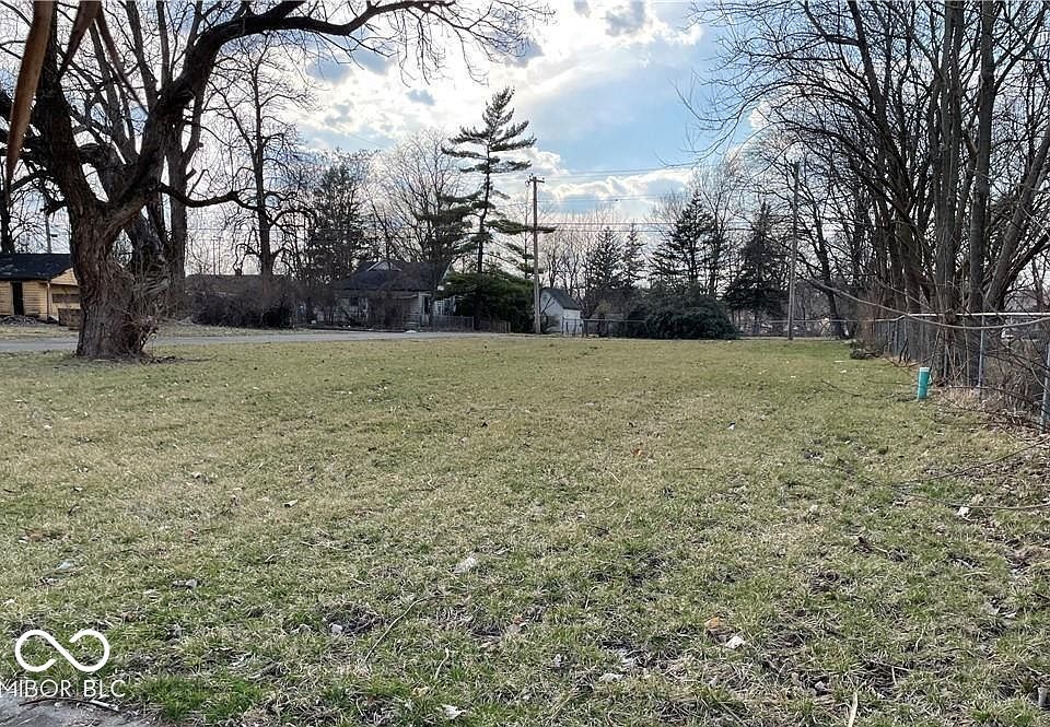 2nd image of 2215 Locust St