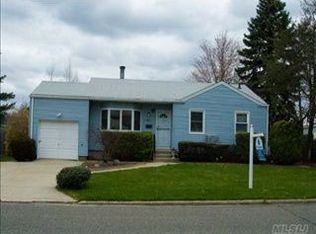 21 Wilson St, Brentwood, NY 11717