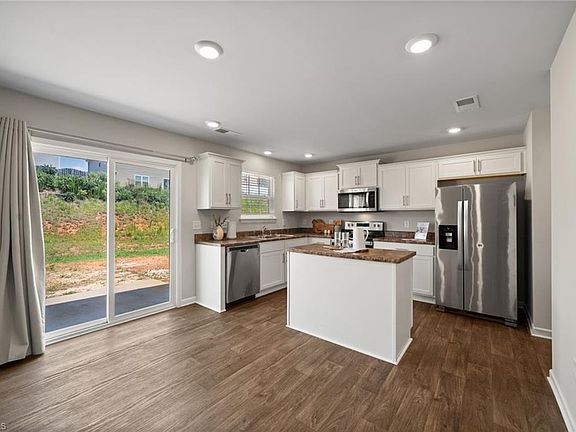 3rd image of 121 Saddlehorse Ln
