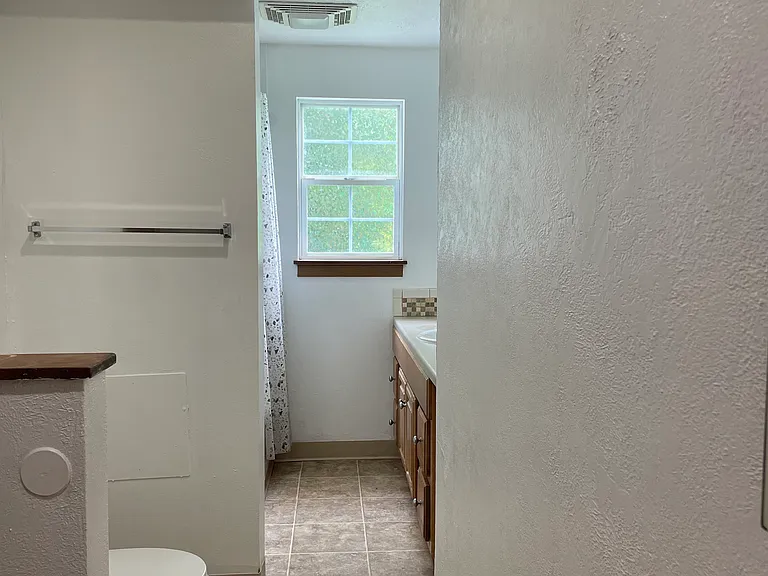 1390 W Jefferson St #A — Photo 7