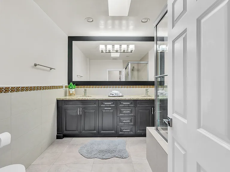 326 N Doheny Dr — Photo 20