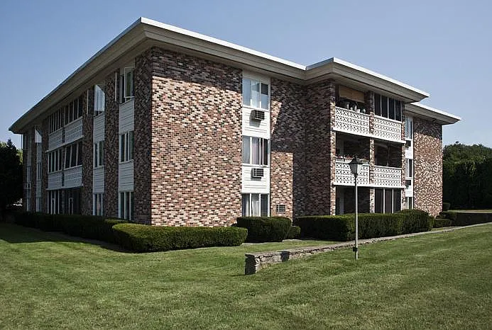 Warren Apartments — Photo 4