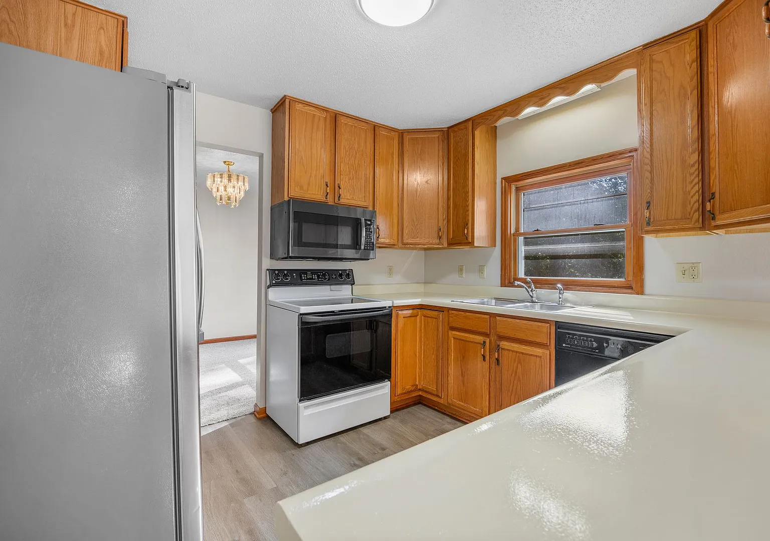 Newly updated 3 bedroom 2 bathroom home — Photo 3