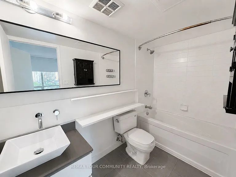 15 Fort York Blvd #1103 — Photo 12
