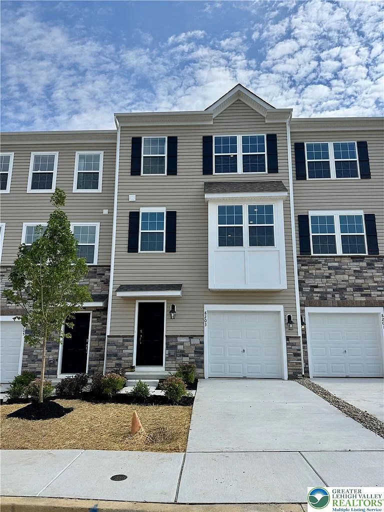 3 bed, 2.5 bath, 1969 sqft, $2,800 — Photo 1