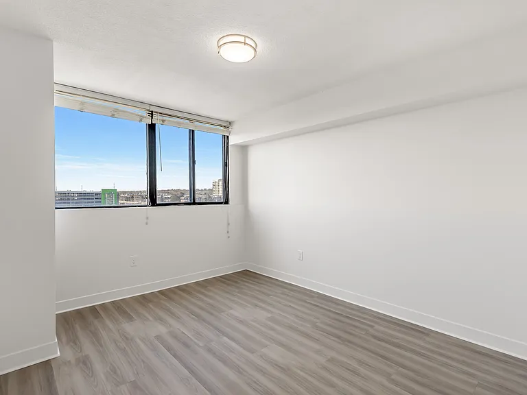 1201 Walden Cir — Photo 37
